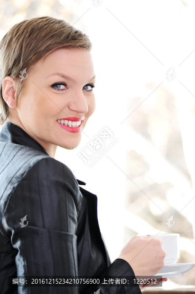 開朗的女商人拿著咖啡杯的肖像