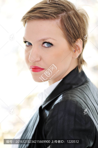 美麗的年輕女商人短發(fā)