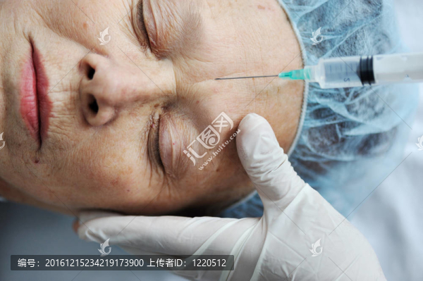 在醫(yī)院接受面部注射的高級女子
