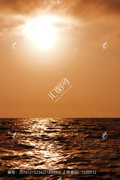 美麗的日落在黑暗的海浪表面