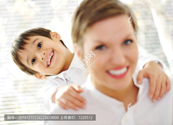 年輕的母親捎帶兒子室內(nèi)人像