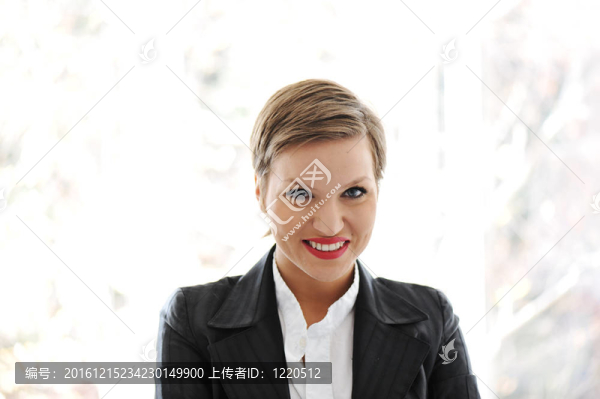 一個(gè)快樂(lè)的年輕商業(yè)女性肖像