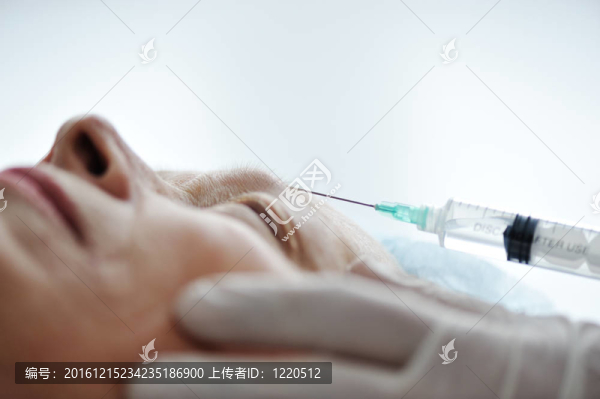 高級的女人獲得肉毒桿菌注射在醫(yī)院