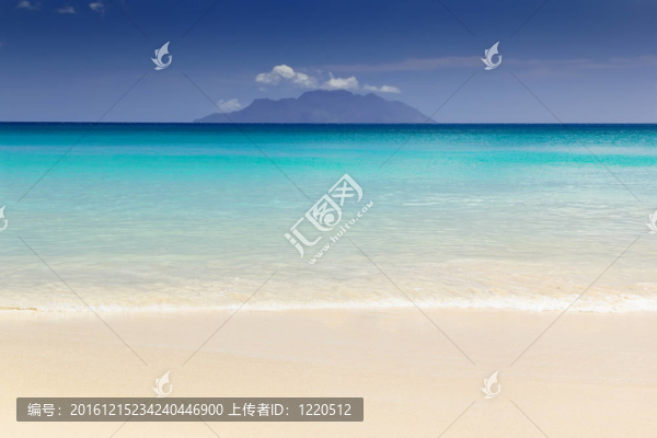 美麗的沖浪沙灘在陽光明媚的夏日沙灘