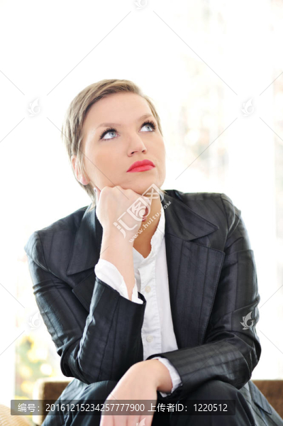 年輕的商業(yè)女性坐在辦公室里思考