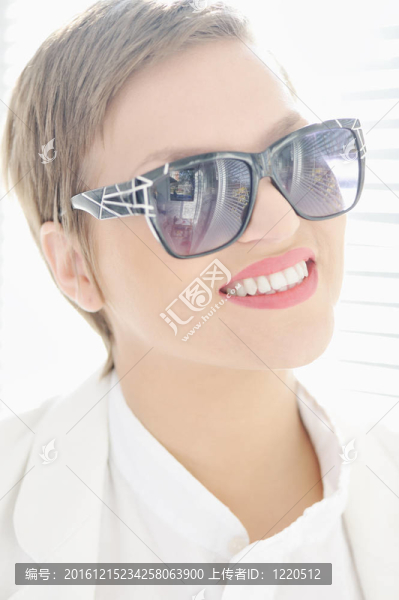 女性美女；戴眼鏡和短發(fā)的年輕女子