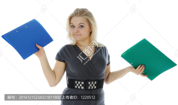年輕女子攜帶文件夾