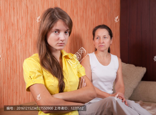 母親和十幾歲的女兒吵架后