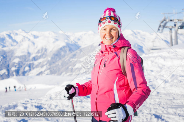 與滑雪板和滑雪服的年輕女子