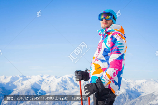 與滑雪板和滑雪服的年輕人