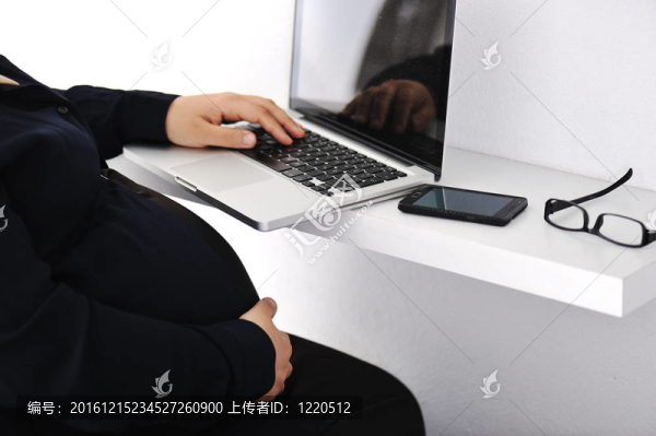 懷孕的穆斯林阿拉伯婦女在辦公室工作