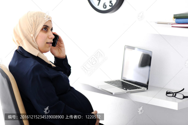 懷孕的穆斯林阿拉伯婦女在辦公室工作