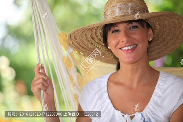 一個(gè)戴草帽的女人的肖像