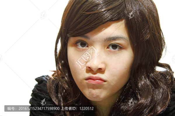 在白人背景下孤立的憤怒的亞洲女孩
