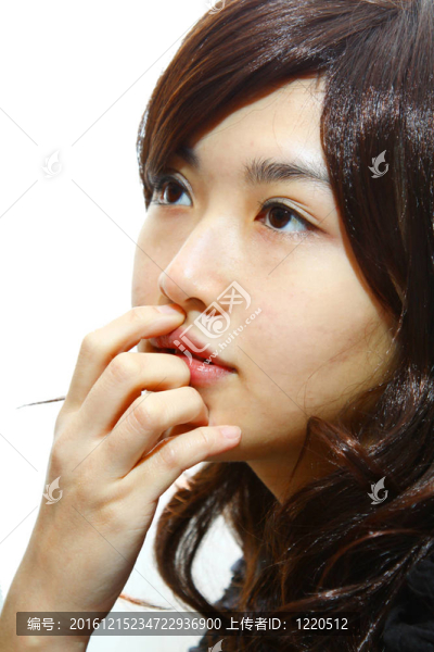 白人背景下孤立的亞洲女人