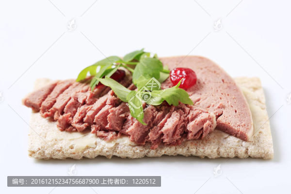 薄脆餅干和肝醬