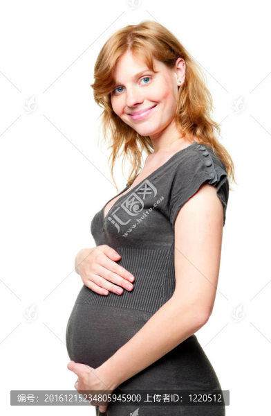 年輕的孕婦把手放在肚子上