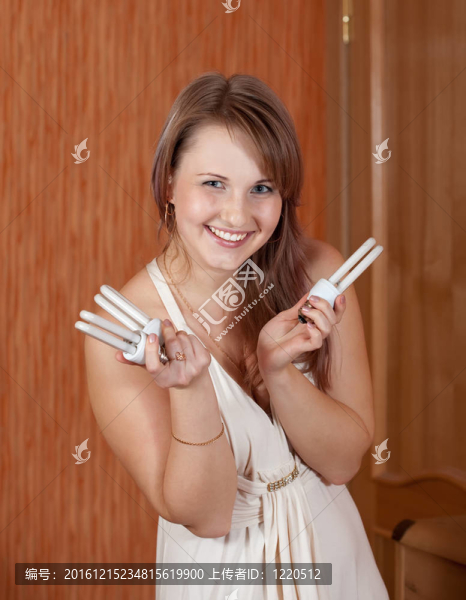 快樂的womanl控股燈泡
