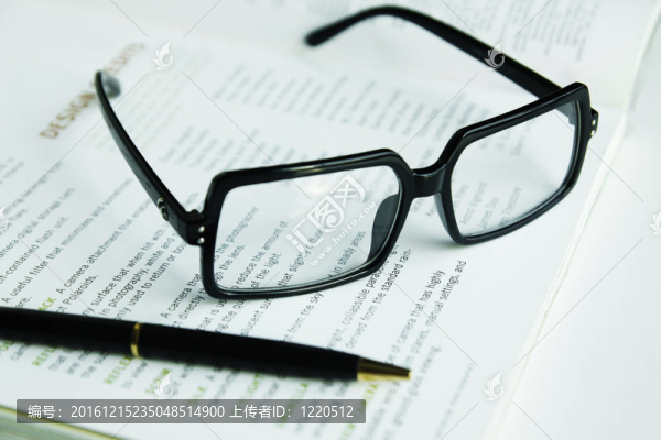 書上的眼鏡