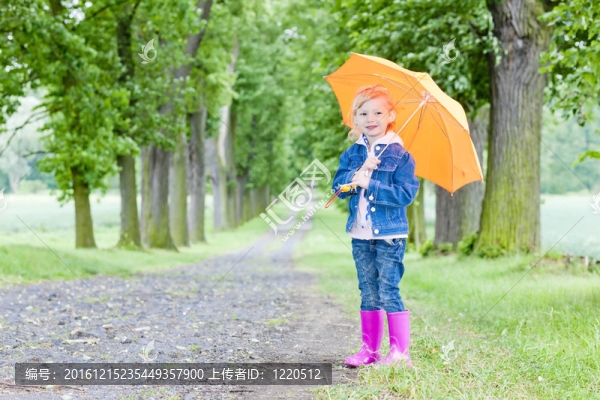 春天里帶著雨傘的小女孩