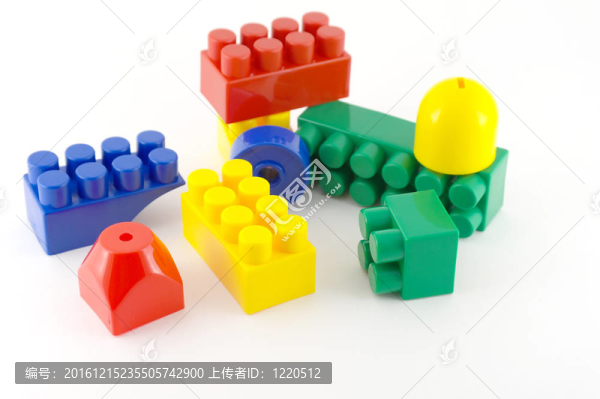 孩子在白色的顏色分量的組合玩具