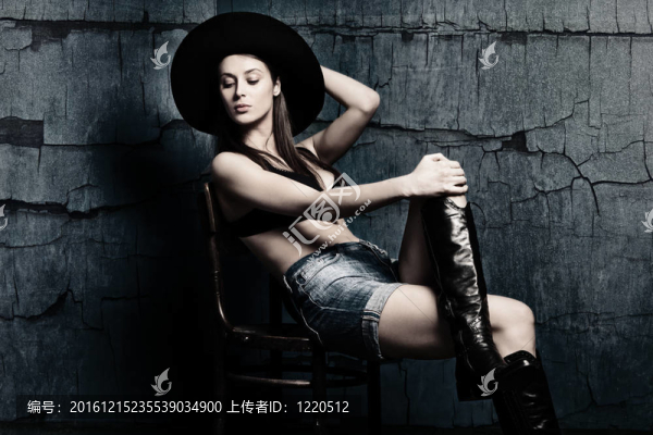 戴帽子的女人