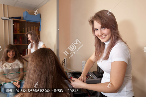 理發(fā)師工作的女孩