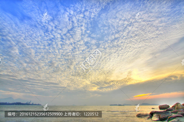 在HDR圖像沿海岸的日落
