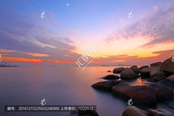 海洋日落。長期暴露下的自然組成。
