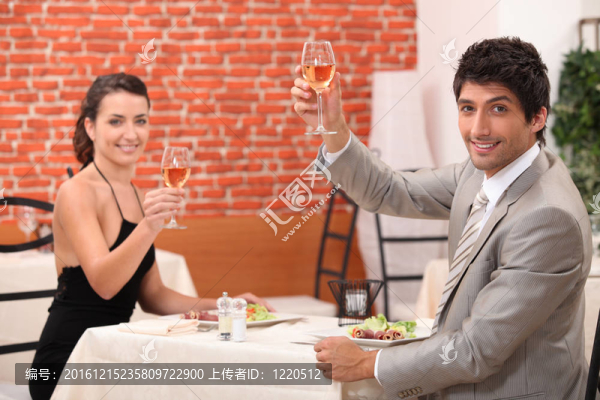夫婦在餐廳喝葡萄酒