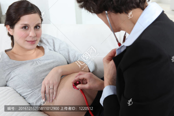 醫(yī)生傾聽胎兒的心跳