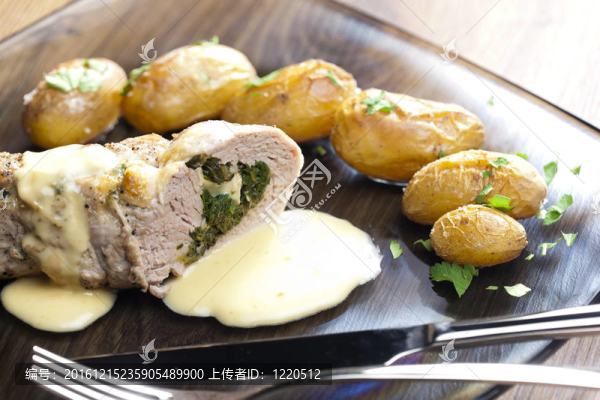 烤豬里脊肉充滿奶油菠菜和山羊奶酪