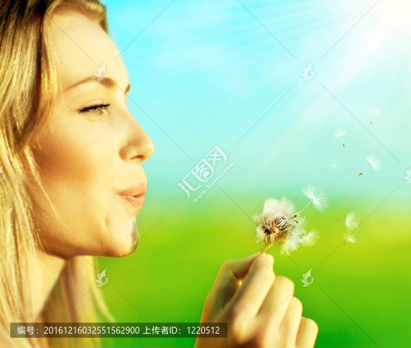 快樂(lè)的女孩吹蒲公英