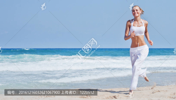 健康女子在海灘上跑步