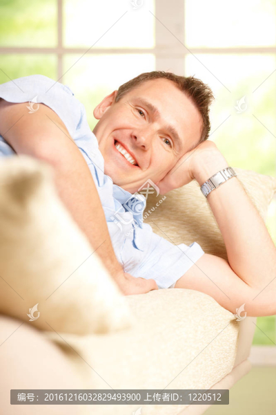 沙發(fā)上的男人