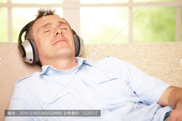男子用耳機聽音樂