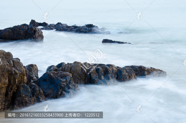 海浪沖擊線沖擊巖石