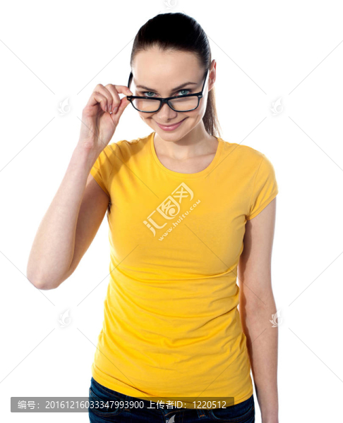 迷人的女人看著你