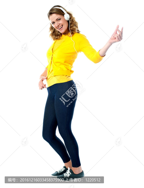 搖滾風(fēng)格的女人帶著耳機(jī)聽音樂(lè)
