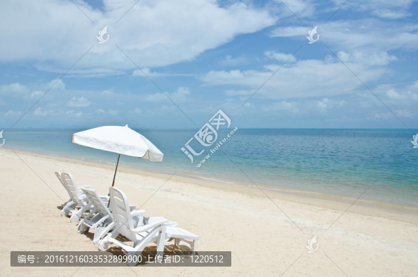 海灘上的椅子和雨傘
