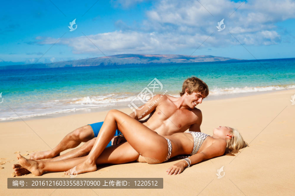 熱帶海灘上的年輕情侶