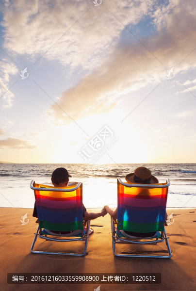 快樂的浪漫情侶在海灘上享受美麗的日落
