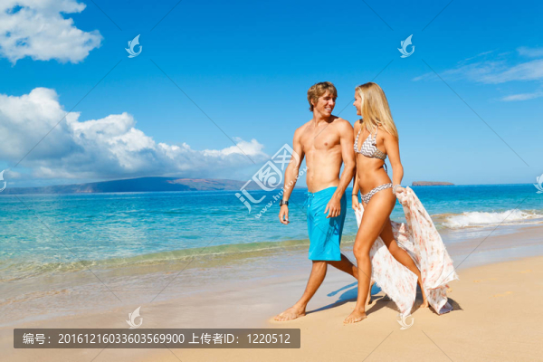 熱帶海灘上的年輕情侶