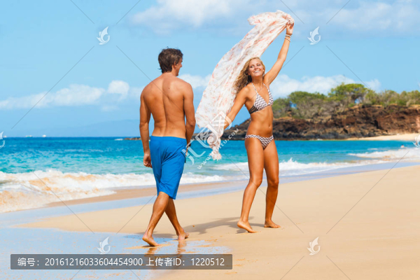 熱帶海灘上的年輕情侶