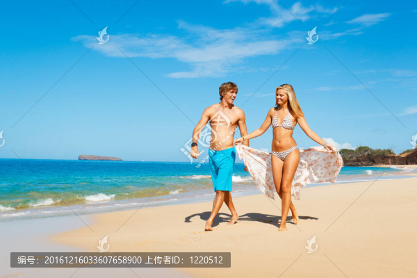 熱帶海灘上的年輕情侶