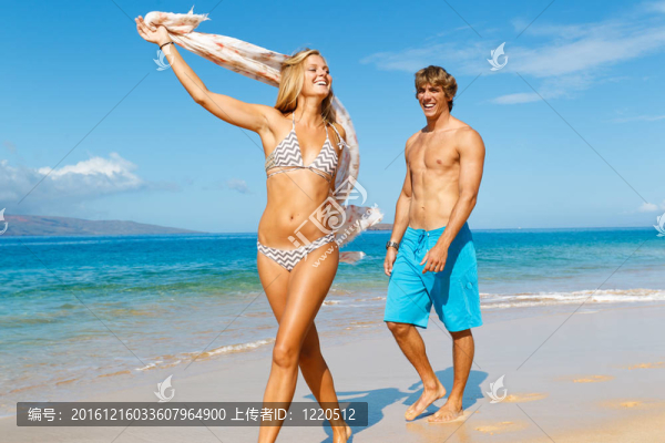 熱帶海灘上的年輕情侶