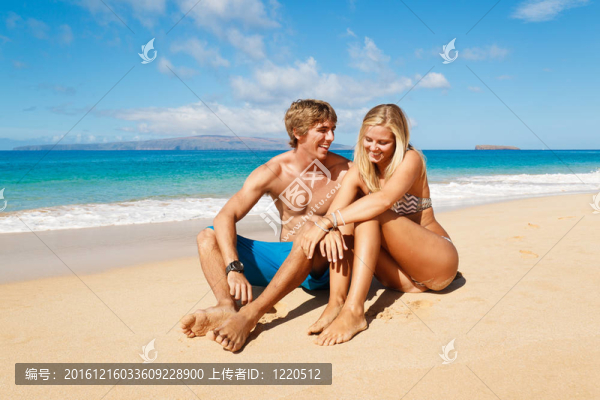 熱帶海灘上的年輕情侶