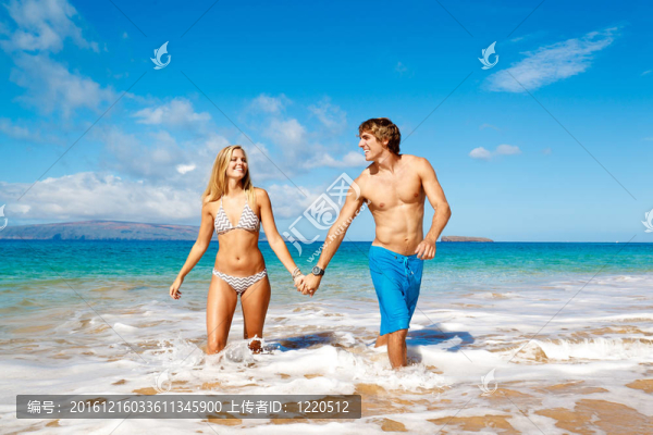 熱帶海灘上的年輕情侶