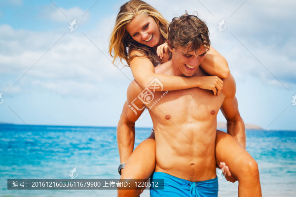 熱帶海灘上的年輕情侶