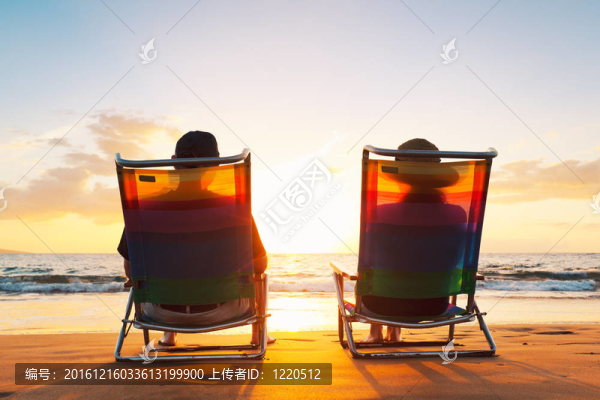 快樂的浪漫情侶在海灘上享受美麗的日落